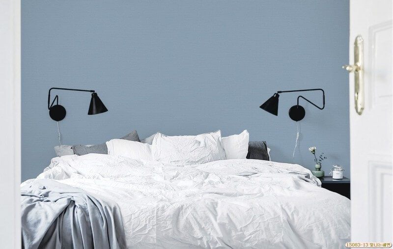 Một chiếc giường ngủ màu trắng kết hợp cùng giấy dán tường màu xanh sẽ giúp bức tường của bạn nổi bật nhất căn phòng